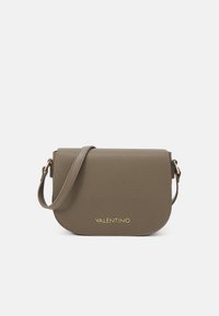 Hnědá texturovaná kožená crossbody taška se zlatým logem VALENTINO, zaobleným klopou a odnímatelným popruhem. Kompaktní design pro všestranné použití.