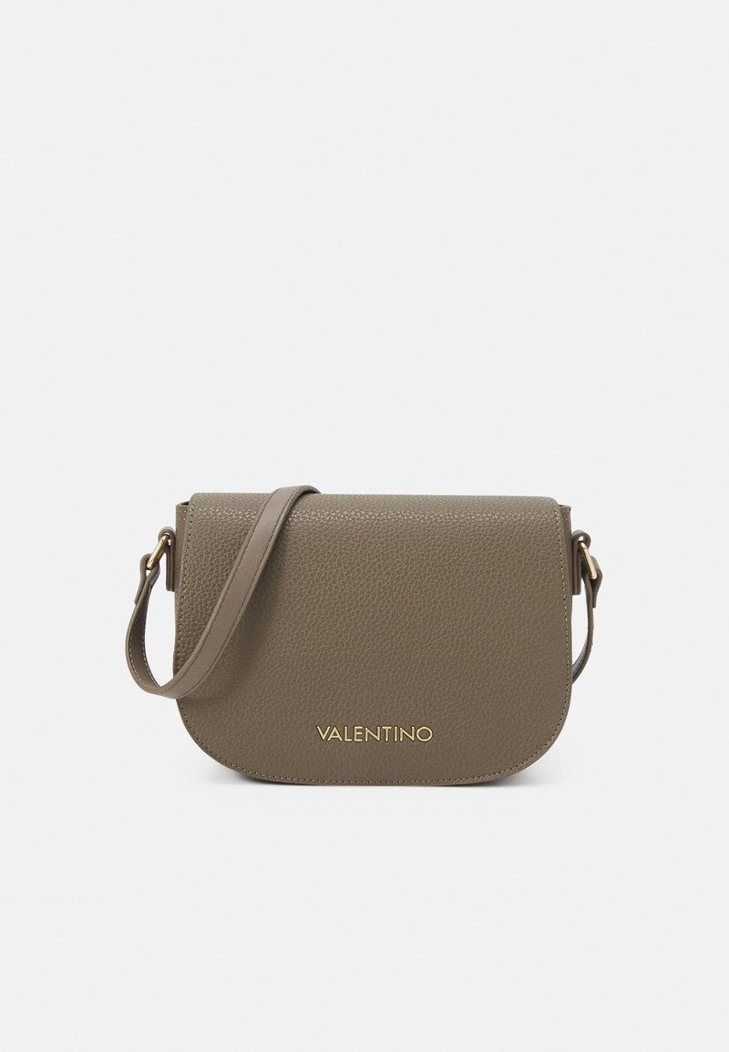 Hnědá texturovaná kožená crossbody taška se zlatým logem VALENTINO, zaobleným klopou a odnímatelným popruhem. Kompaktní design pro všestranné použití.