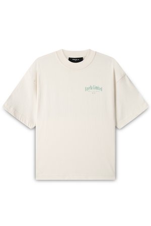 T-shirt de algodão creme com mangas curtas, apresentando uma impressão verde que diz "Favela Limited" na área do peito esquerdo. Design simples e descontraído.