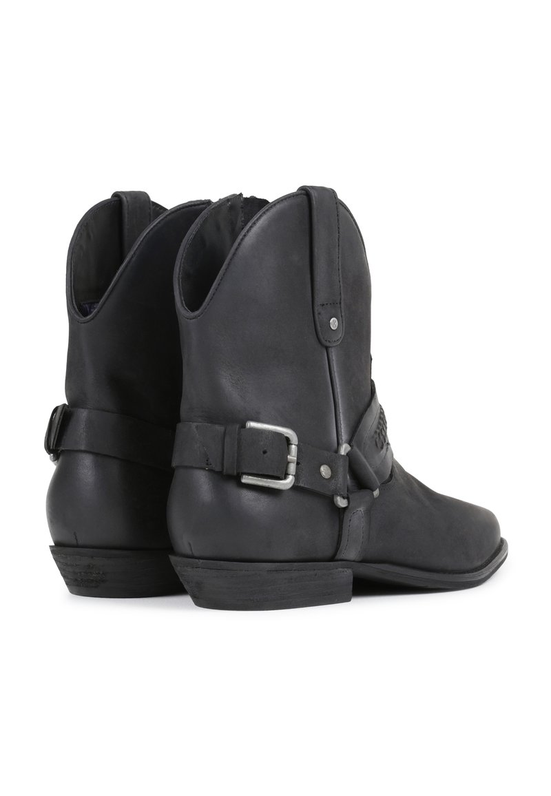 Czarne skórzane kowbojskie buty z wygiętą górną linią, wysokością do kostki i srebrnym akcentem w postaci klamry. Płaskie podeszwy z teksturowanym wzorem.