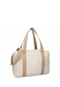Sac fourre-tout en tissu matelassé de couleur beige clair, avec des poignées beiges, une bandoulière ajustable et une étiquette sur le devant. Forme rectangulaire.