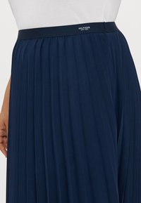 Tommy Hilfiger Curve FLUID PLEATED MIDI SKIRT - Plisséskjørt - dark night navy