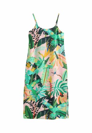 Ærmeløs kjole med tynde stropper med tropisk print af grønne blade, farverige blomster og blågrønne papegøjer på en lys pink baggrund.