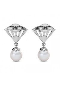 Orecchini in argento con un design geometrico e un accentato ciondolo di perla. Gli orecchini presentano un metallo lucido e una texture di perla liscia.