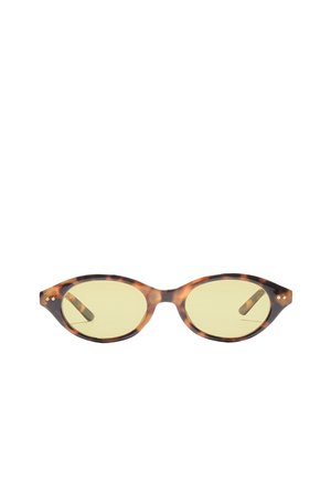 Oval geformte Sonnenbrille mit gelb getönten Gläsern und einem Schildpattmuster-Rahmen, freigestellt auf weißem Hintergrund.