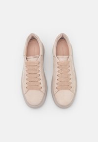 Sneaker in pelle beige con una superficie liscia, dotati di punta tonda, sei occhielli e lacci piatti. Soletta morbida e imbottita con marchio.