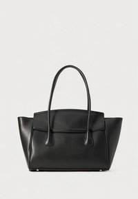 Borsa tote in pelle nera con due manici lunghi, lati strutturati, parte superiore piatta e texture liscia. Presenta una chiusura centrale con patta e hardware minimale.