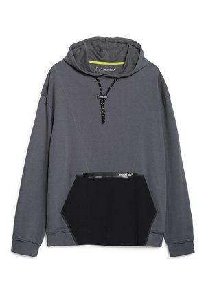 Sweat à capuche gris avec une poche avant noire, capuche à cordon de serrage, et coutures contrastées. Présente un tissu texturé et une étiquette de marque sur la poche.