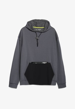 Sweat à capuche gris avec une poche avant noire, capuche à cordon de serrage, et coutures contrastées. Présente un tissu texturé et une étiquette de marque sur la poche.