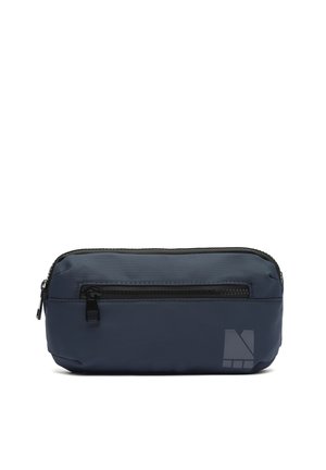 Compact, rechthoekig etui in marineblauw met een voorvak met rits en zwarte ritstrekkers, voorzien van een klein lichtgrijs geometrisch logo.