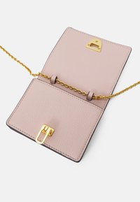 Portafoglio in pelle rosa chiaro con finitura testurizzata, tracolla in catena dorata e chiusura dorata. L'interno presenta due scomparti e un accento geometrico.