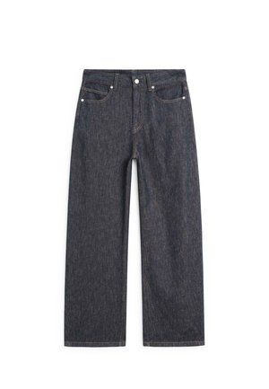 Ciemnoniebieskie dżinsy o prostych nogawkach z frontowym guzikiem i nitami, wzór z pięcioma kieszeniami oraz widocznymi szwami.