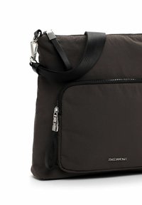 Bolsa de hombro negra de nailon con una textura suave, que cuenta con un bolsillo frontal con cremallera, herrajes plateados y una correa desmontable.