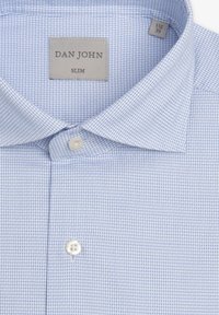 Lyseblå ternet skjorte med slim fit, der har klassisk krave, knaplukning og en grå label med teksten "DAN JOHN SLIM."