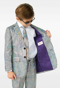 Iridiscentne ülikond ruudukujuliste mustritega, hõbedases ja mitmevärvilises, millel on lilla vooder ja silt "OPPPSUITS."