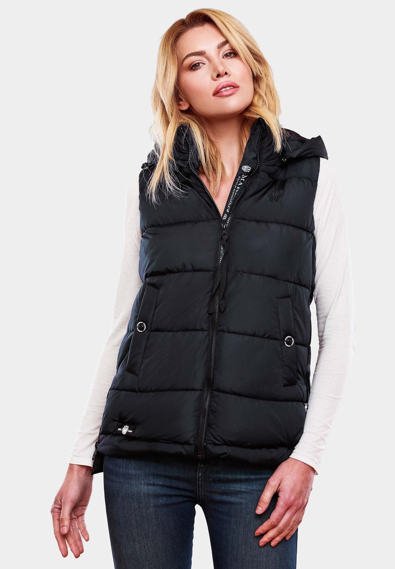 Gilet matelassé noir avec un design ajusté, fermeture éclair et capuche. Il dispose de poches latérales, d'une texture matelassée et d'un cordon de serrage au col.