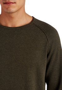 Khaki zielony sweter z długim rękawem, dzianinowy, z okrągłym dekoltem i rękawami raglanowymi, wykonany z teksturowanej, miękkiej tkaniny.