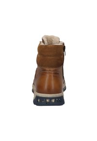 Braune Lederstiefelette mit weicher Fellfütterung und einem seitlichen Reißverschluss. Verfügt über eine robuste Sohle und die "bugatti"-Prägung am Absatz.