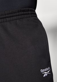 Reebok IDENTITY SMALL LOGO JOGGER - Donji dijelovi trenirke - black