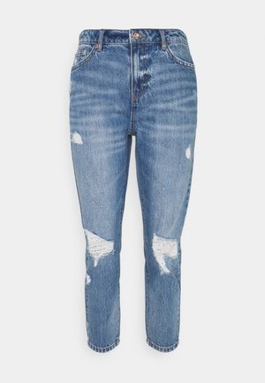 Jeans de denim de color azul claro con una cintura alta, que presentan áreas desgastadas y detalles de dobladillo desflecado. Diseño clásico de cinco bolsillos, con corte recto.