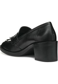 Scarpa in pelle nera con tacco basso, caratterizzata da una punta arrotondata, dettaglio decorativo a frange e superficie liscia. Progettata per un uso informale.