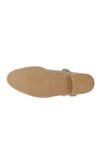 Infradito beige in suede con suola in gomma testurizzata caratterizzata da motivi floreali. Il dettaglio della cinghia è fissato con una chiusura decorativa.