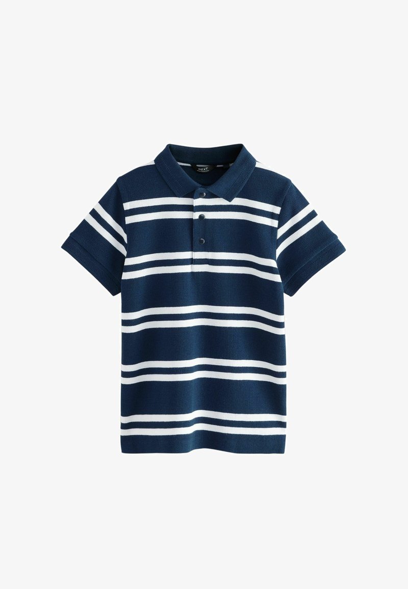 Polo bleu marine à manches courtes avec des rayures horizontales blanches et trois boutons foncés sur la patte de boutonnage avant.