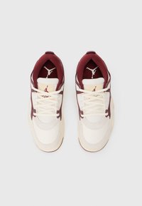 Par tenisica Air Jordan u bijeloj i maroon boji s vezicama vezanim, prikazani su s Jumpman logom na jezičcima i ulošcima, gledano od vrha.