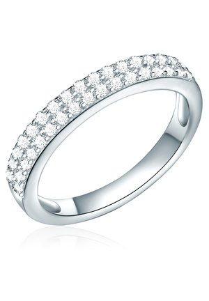 Balts zelta gredzens ar gludu joslu un rindu spīdīgu, apaļu dimantu, kas iestrādāti gar priekšpusi. Pulēta virsma; atstarojoša tekstūra.