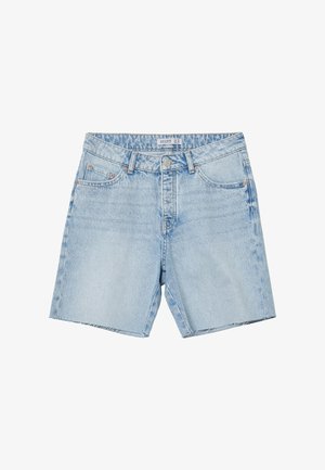 Shorts en denim bleu clair avec une apparence légèrement délavée, design à cinq poches, ourlet effiloché et fermeture à bouton métallique à la taille.