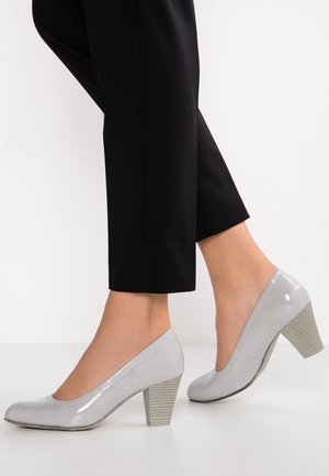 Graue Lackleder-High-Heels mit runder Zehenpartie und strukturiertem, hellgrauem Blockabsatz. Gummisohle für besseren Halt.