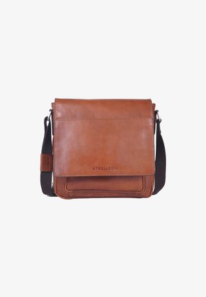 Borsa a tracolla in pelle marrone con chiusura a pattina, cinturino regolabile e tasca frontale. Logo Strellson impresso sul davanti.
