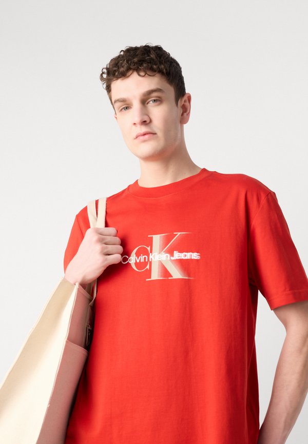 MONOLOGO SHIFT TEE - Print T-shirt - deep magma3