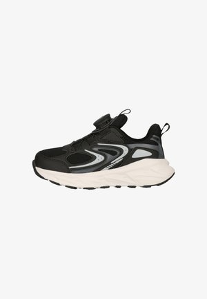 Baskets athlétiques noires et grises avec dessus en mesh et synthétique, semelle épaisse blanche, et système de fermeture à molette sur le dessus.