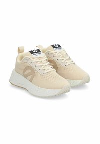 Beige Sport Schuhe mit einem strukturierten Strick-Obermaterial, einer weiß gesprenkelten Zwischensohle und einem Logo-Akzent. Mit gepolstertem Kragen und Schnürverschluss.