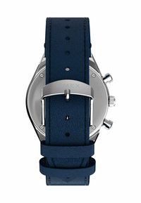Srebrny zegarek chronograf z niebieskim skórzanym paskiem, polerowanym zapięciem grawerowanym "TIMEX" oraz widocznymi przyciskami regulacyjnymi z boku.