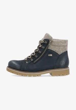 Blaue Lederstiefelette mit einem grauen Filzkragen, verziert mit metallischen Ösen und einem seitlichen Reißverschluss, ausgestattet mit einer robusten, braunen Laufsohle.