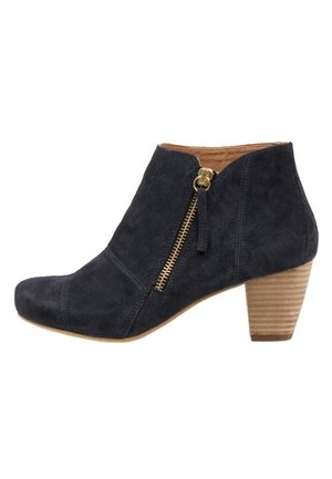 Zwarte suède enkellaarsjes voor dames met een gestapelde houten blokhak en een gouden zijrits met een lipje.