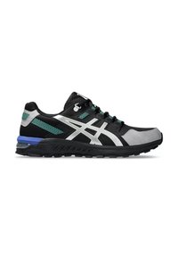 Scarpa atletica nera e grigia con tomaia a motivi, dettagli riflettenti e tallone blu. Presenta una suola in gomma testurizzata per la presa.