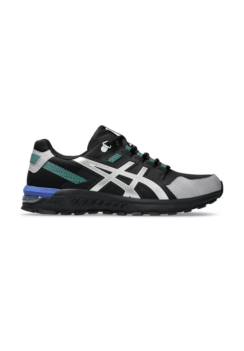 Schwarzer und grauer Sportschuh mit einem gemusterten Obermaterial, reflektierenden Akzenten und einer blauen Ferse. Verfügt über eine strukturierte Gummisohle für guten Halt.