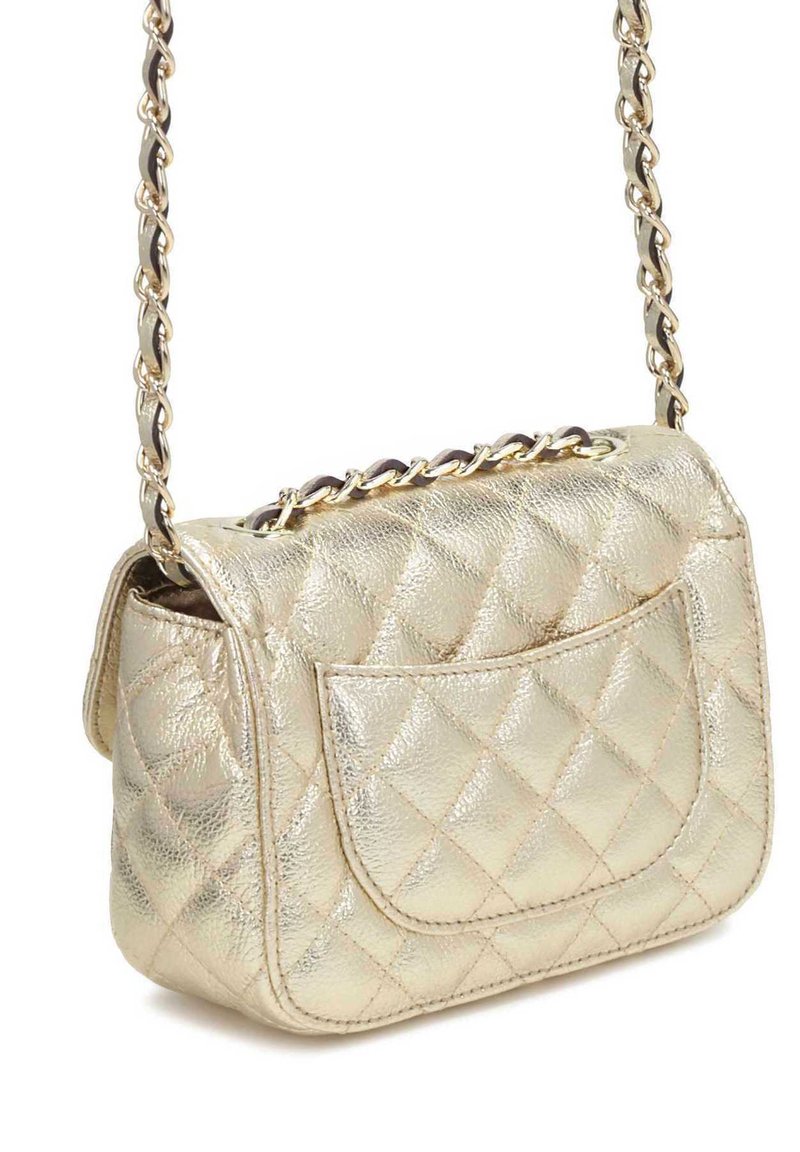 Gepolsterte goldfarbene Kunstleder-Handtasche mit einer Kettenumhängegurt, rechteckiger Form, Fronttasche und glänzender Oberfläche.