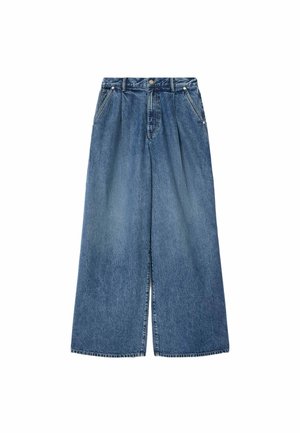 Jean large en denim bleu avec une taille haute, des plis avant, des poches latérales, une fermeture à boutons et une texture légèrement délavée.