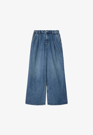 Jean large en denim bleu avec une taille haute, des plis avant, des poches latérales, une fermeture à boutons et une texture légèrement délavée.