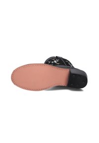 Zwarte boot met een glad leren bovenwerk, decoratieve stiksels en een platte roze rubberen zool. Kenmerkt zich door subtiele bloempatronen aan de zijkant.