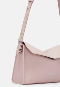 Helle rosa Leder-Schultertasche mit strukturiertem Finish, dreieckigem Klappenverschluss, verstellbarem Tragegurt und metallischen Hardware-Akzenten.