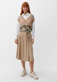 s.Oliver MIT HIGH-RISE-BUND - Jupe en jean - sandfarben