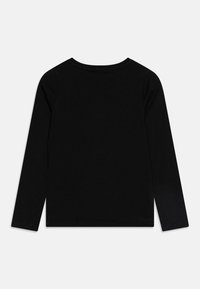 Camiseta negra de manga larga con un escote redondeado y una textura suave y lisa. Diseño minimalista, sin logotipos ni patrones visibles en la parte posterior.