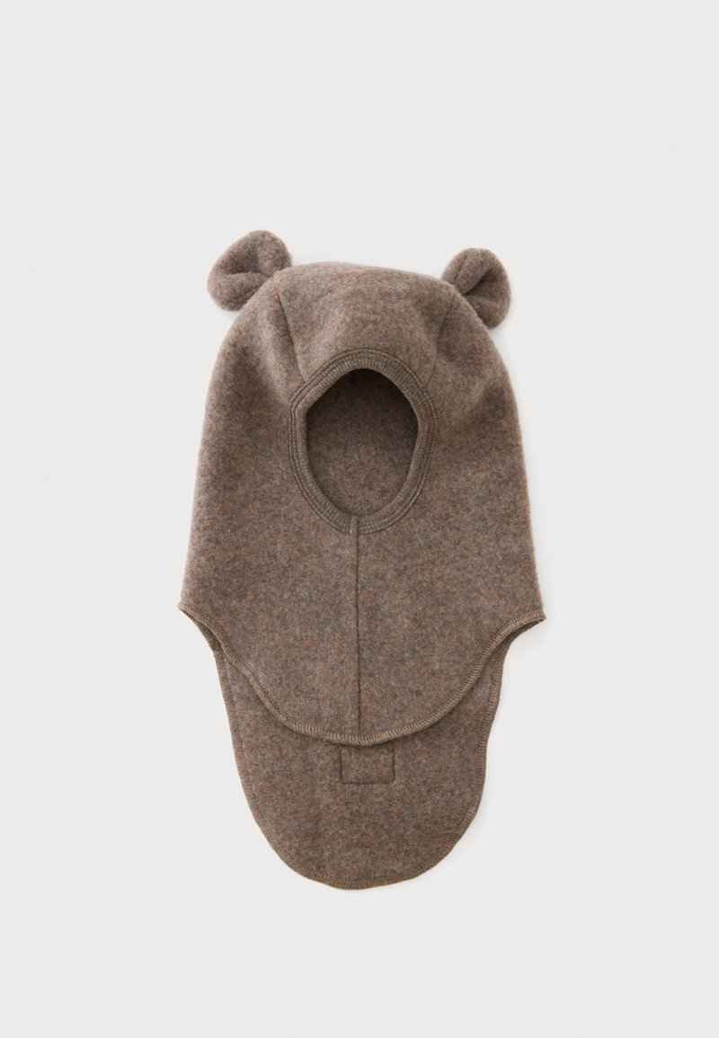 Cagoule en laine marron avec petites oreilles d'ours, conçue pour couvrir la tête et le cou avec une ouverture pour le visage.