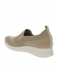 Zapato tipo slip-on beige con parte superior de punto transpirable, patrón texturizado y suela de goma ligera con surcos de amortiguación para mayor flexibilidad.