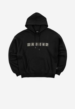 Μαύρο φούτερ με κουκούλα, τσέπη καγκουρό στο μπροστινό μέρος, κορδόνι στην κουκούλα και λευκό διακοσμητικό κείμενο γοτθικού στυλ στο κέντρο του στήθους.